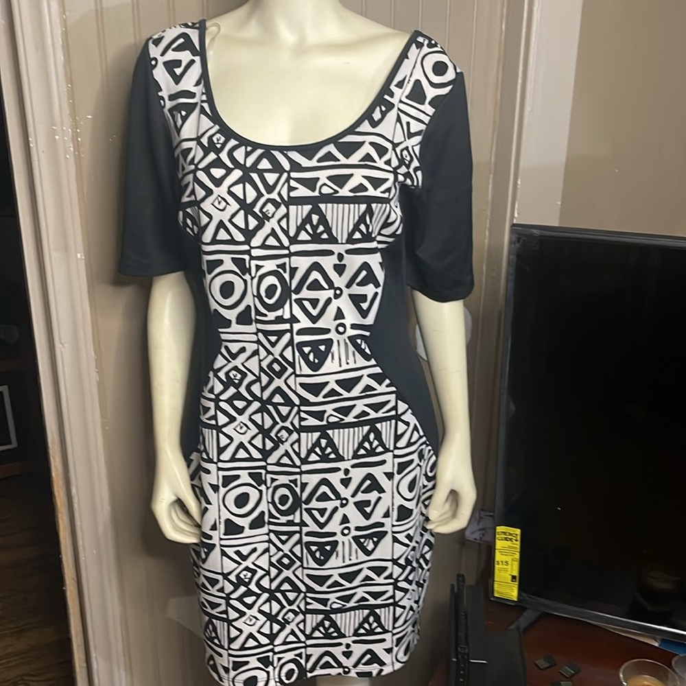 Fashion to Figure Black & White Geometric Print Dress Size 2X